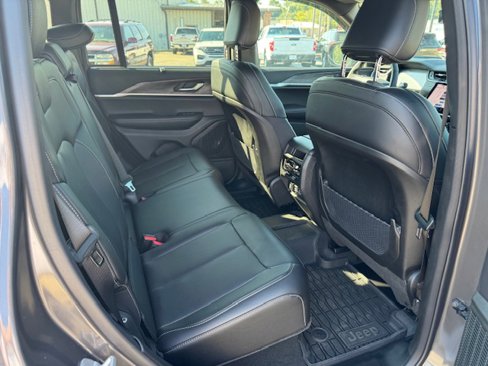 Used 2025 Jeep Grand Cherokee Limited w/ Luxury Tech Group II image 14