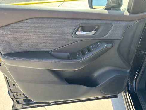 Used 2023 Nissan Rogue SV image 11