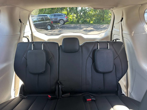 Used 2020 Chrysler Pacifica Touring-L image 16