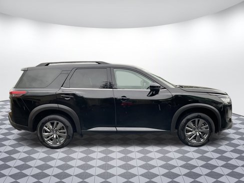 Used 2024 Nissan Pathfinder SV image 2