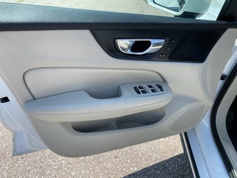 Used 2020 Volvo S60 T5 Momentum image 16