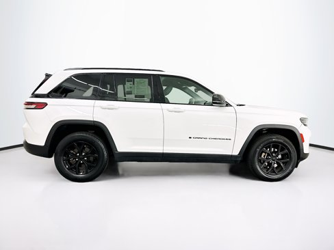 Used 2024 Jeep Grand Cherokee Altitude image 10