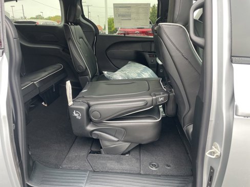New 2026 Chrysler Pacifica Limited w/ Uconnect Theater Family Group image 37