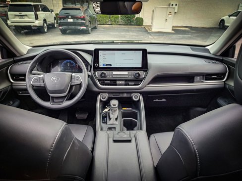 Used 2024 Toyota Grand Highlander XLE image 2