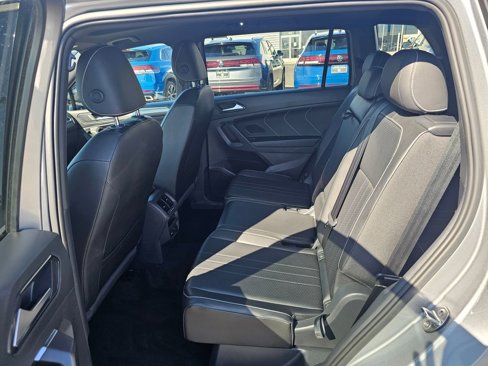 Used 2022 Volkswagen Tiguan SE R-Line image 18