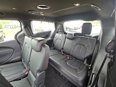 New 2025 Chrysler Pacifica Select w/ Uconnect Theater Family Group image 29