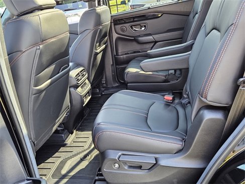 Used 2025 Honda Pilot TrailSport image 8