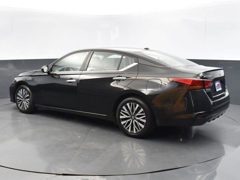 Used 2023 Nissan Altima 2.5 SV image 2