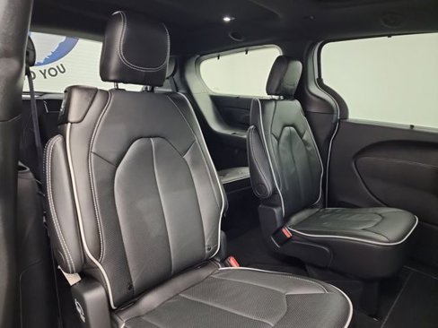 Used 2025 Chrysler Pacifica Limited image 36