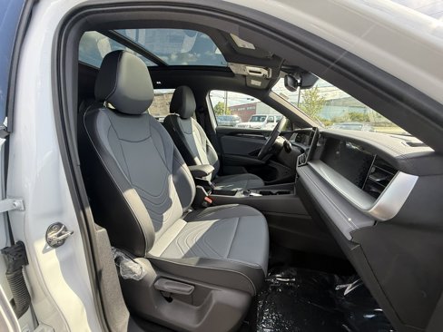New 2025 Volkswagen Tiguan SE R-Line image 23