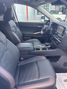Used 2025 Nissan Pathfinder Platinum image 26