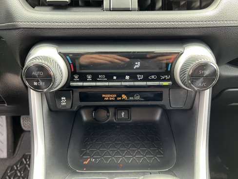 Used 2020 Toyota RAV4 LE w/ Carpet Mat Package image 20