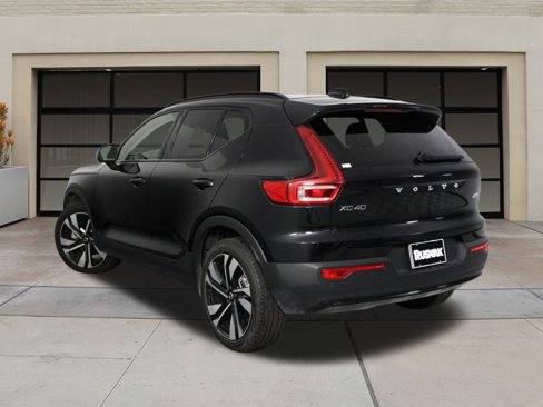 Certified 2025 Volvo XC40 B5 Plus image 2