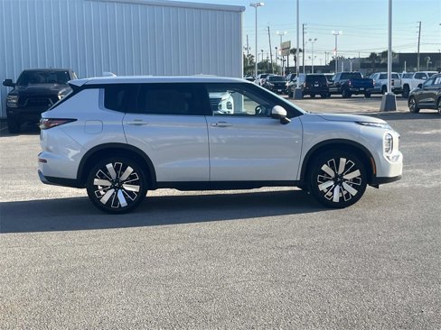 New 2025 Mitsubishi Outlander SE image 6