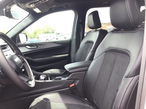 New 2025 Jeep Grand Cherokee Altitude image 14