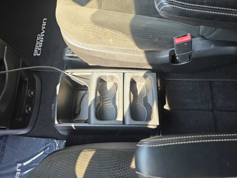 Used 2016 Dodge Grand Caravan SE image 13