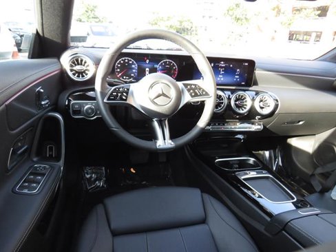 Used 2025 Mercedes-Benz CLA 250 4MATIC image 10