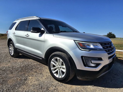 Used 2017 Ford Explorer XLT w/ Equipment Group 202A image 4