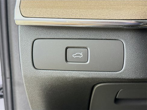 New 2026 Volvo XC90 B6 Plus w/ Protection Package Premier image 10