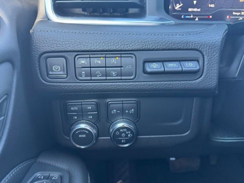 Used 2022 GMC Yukon XL Denali image 11
