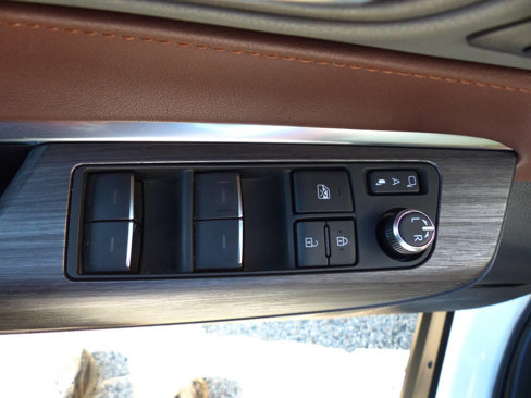 Used 2024 Toyota Venza Limited image 19