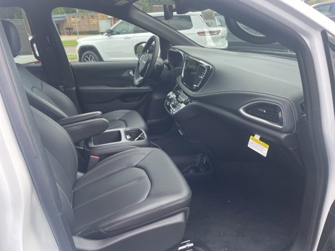 New 2026 Chrysler Pacifica Select image 16