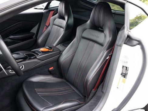Used 2021 Aston Martin V8 Vantage Coupe image 3