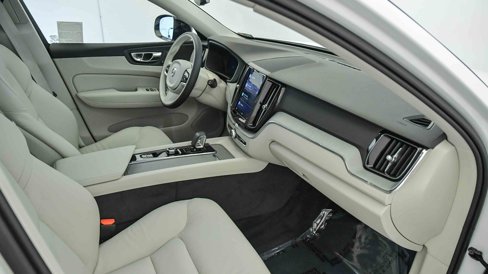 Certified 2025 Volvo XC60 T8 Plus w/ Protection Package Premier image 16