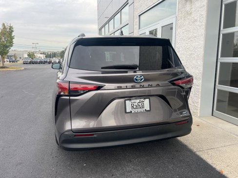 Certified 2021 Toyota Sienna XLE image 5