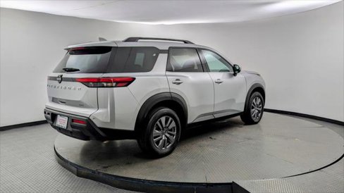 Used 2025 Nissan Pathfinder SV image 8