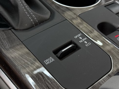 Used 2024 Toyota Highlander Limited image 42