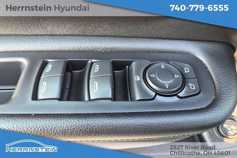 Used 2024 GMC Terrain SLT image 17