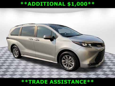 Used 2024 Toyota Sienna XLE image 1