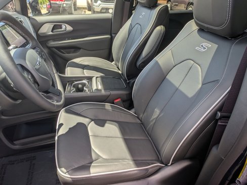 New 2025 Chrysler Pacifica Limited image 19