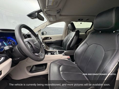 Used 2023 Chrysler Pacifica Limited image 9