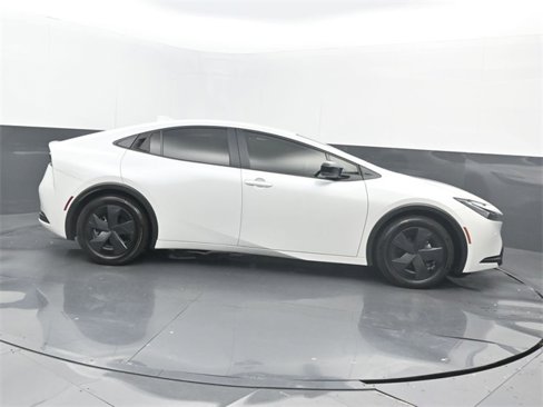 Used 2024 Toyota Prius LE image 2