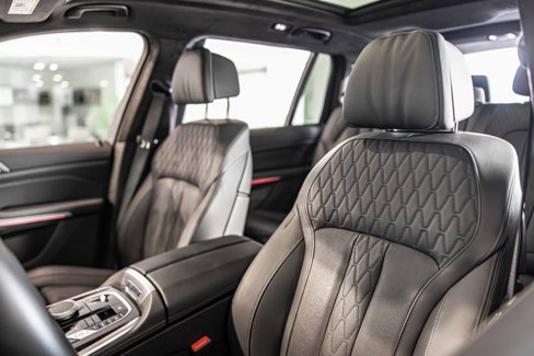 Used 2025 BMW X7 M60i w/ Climate Comfort Package image 20