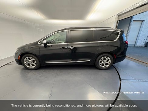 Used 2023 Chrysler Pacifica Limited image 2