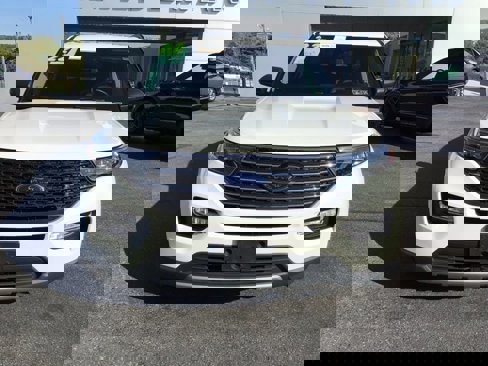 Certified 2022 Ford Explorer XLT w/ Equipment Group 202A image 3