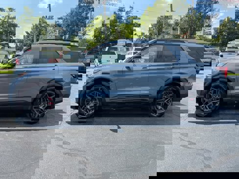 Used 2025 Ford Explorer ST image 4