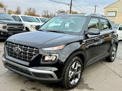 Used 2024 Hyundai Venue SEL image 2