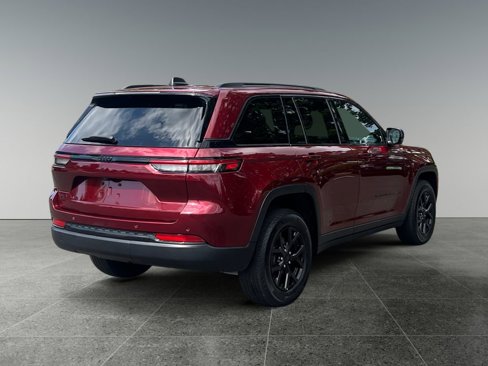 Used 2024 Jeep Grand Cherokee Altitude image 7