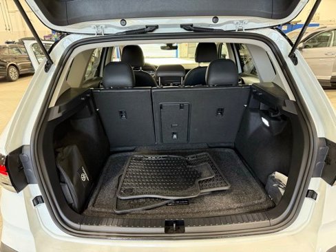 Certified 2025 Volkswagen Taos SE image 29