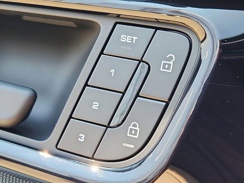 Used 2025 Porsche Panamera image 27