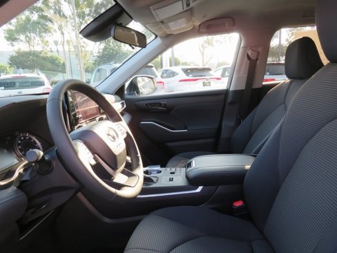 New 2025 Toyota Highlander LE image 15