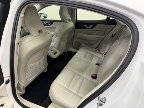 Used 2021 Volvo S60 T6 Momentum image 8