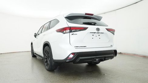 New 2025 Toyota Highlander XLE image 16