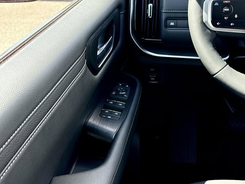 New 2025 Nissan Armada SV image 16