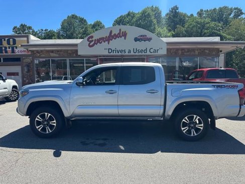 Used 2018 Toyota Tacoma TRD Sport w/ Technology Package image 2