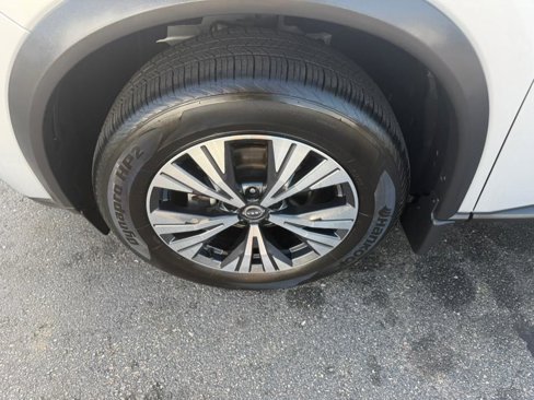 Used 2022 Nissan Rogue SV image 3